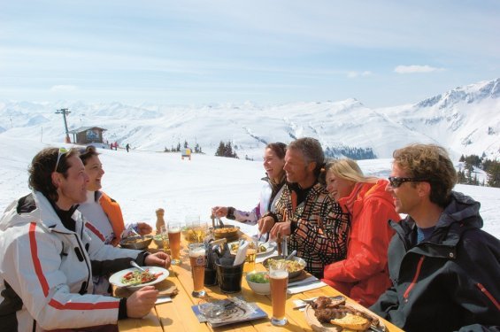 gasten op piste aan tafel